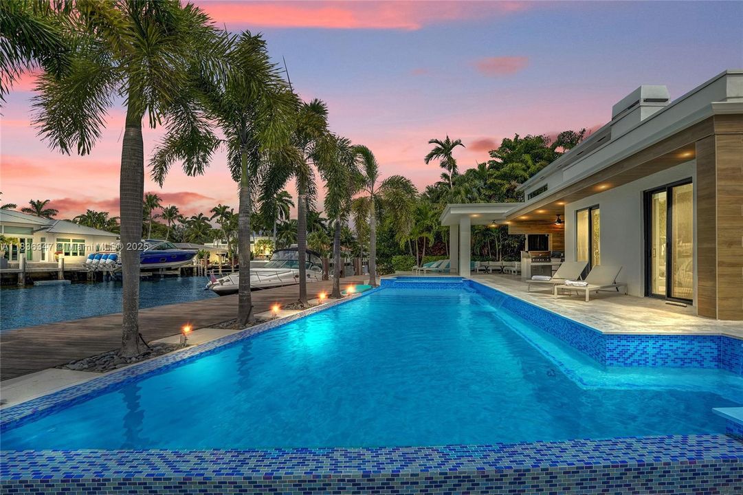 Недавно продано: $5,175,000 (4 спален, 5 ванн, 3736 Квадратных фут)