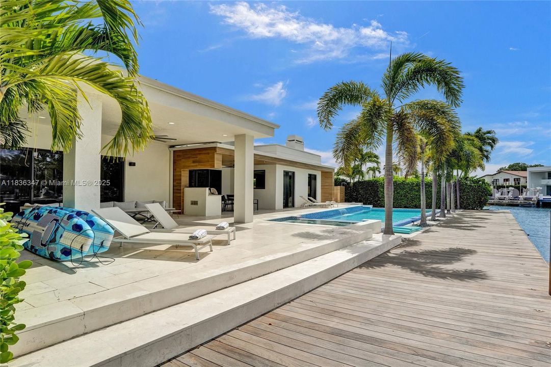 Недавно продано: $5,175,000 (4 спален, 5 ванн, 3736 Квадратных фут)