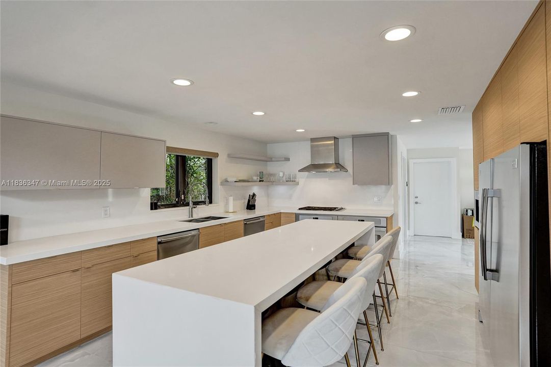 Недавно продано: $5,175,000 (4 спален, 5 ванн, 3736 Квадратных фут)