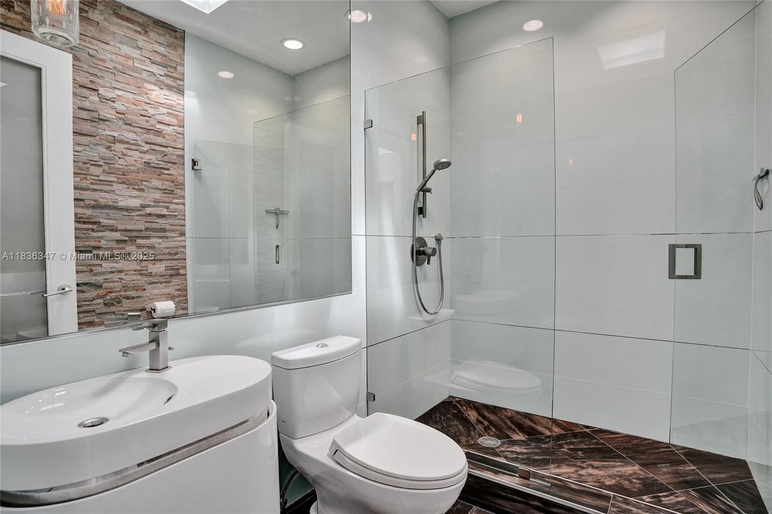 Недавно продано: $5,175,000 (4 спален, 5 ванн, 3736 Квадратных фут)