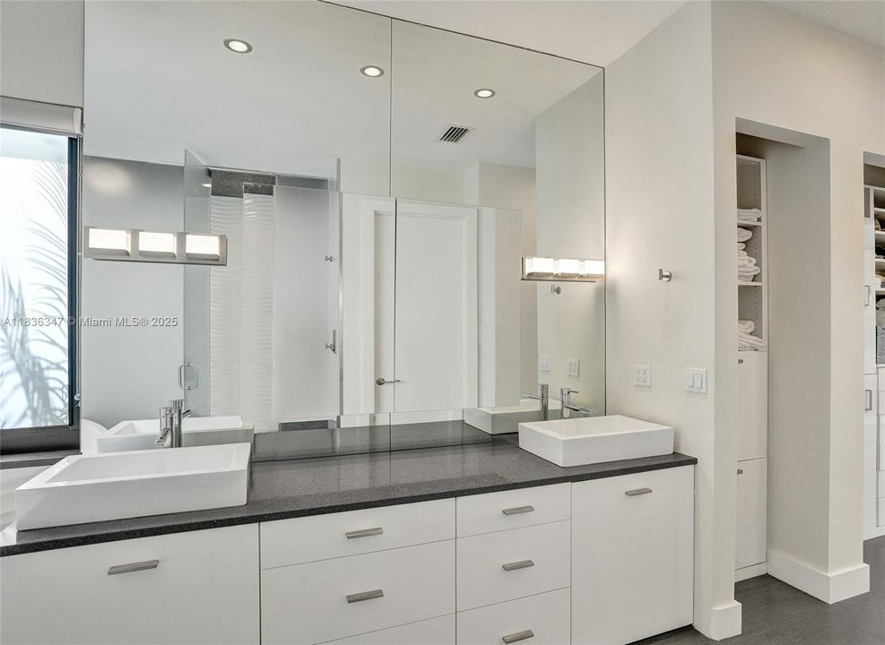 Недавно продано: $5,175,000 (4 спален, 5 ванн, 3736 Квадратных фут)