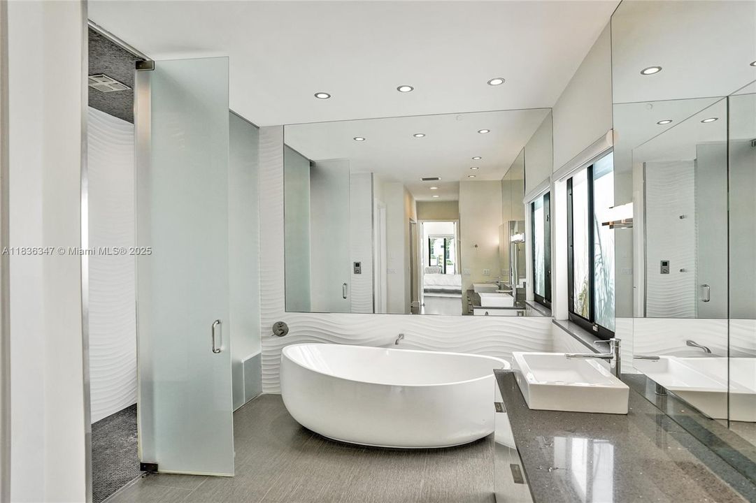 Недавно продано: $5,175,000 (4 спален, 5 ванн, 3736 Квадратных фут)