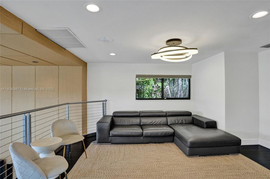 Недавно продано: $5,175,000 (4 спален, 5 ванн, 3736 Квадратных фут)