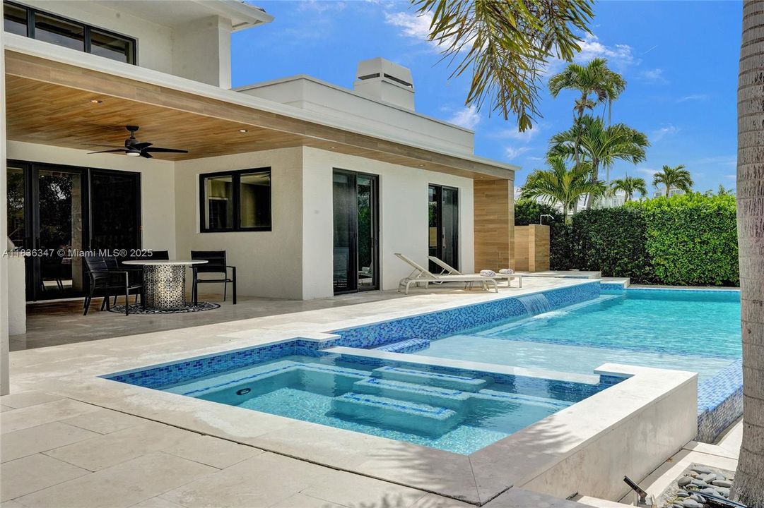 Недавно продано: $5,175,000 (4 спален, 5 ванн, 3736 Квадратных фут)