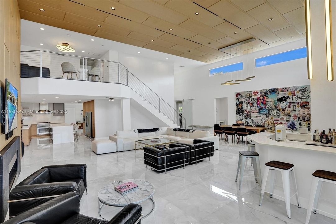 Недавно продано: $5,175,000 (4 спален, 5 ванн, 3736 Квадратных фут)