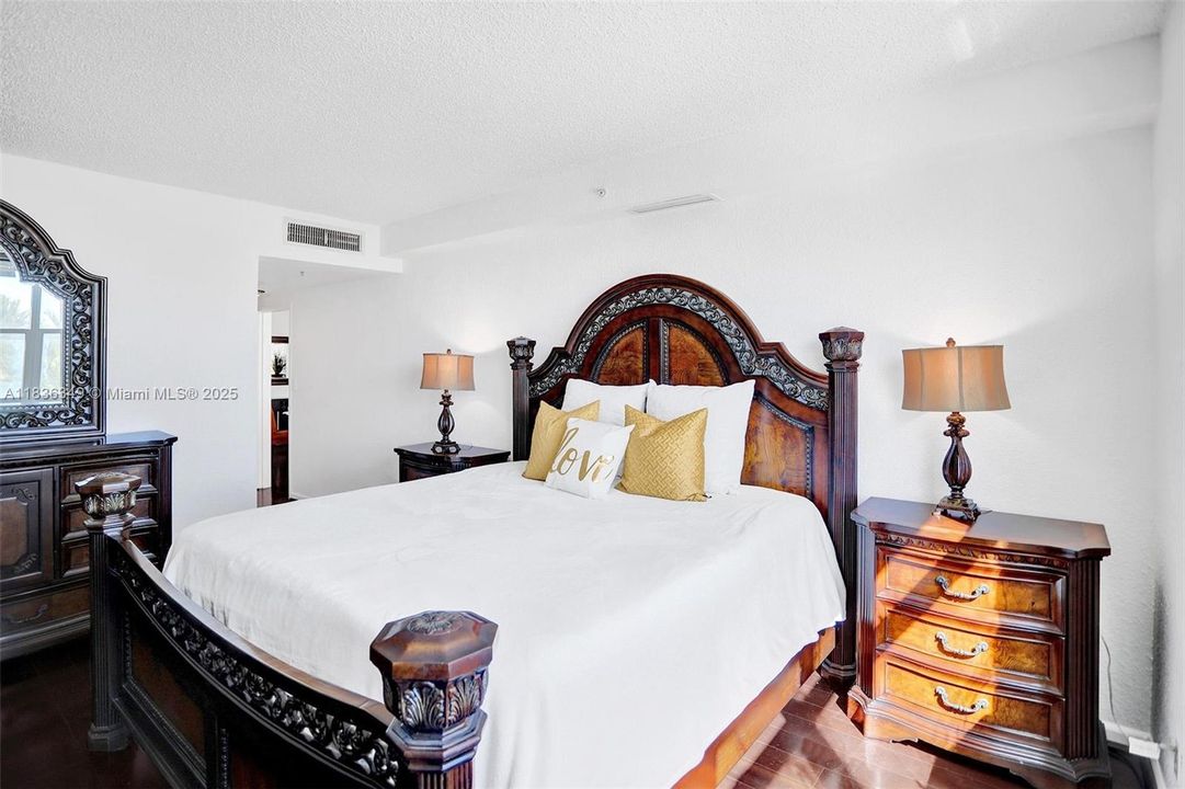 For Rent: $2,450 (1 beds, 1 baths, 835 Square Feet)