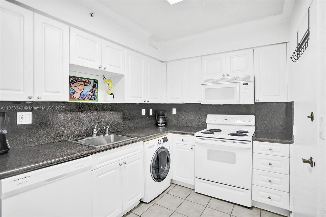 For Rent: $2,450 (1 beds, 1 baths, 835 Square Feet)