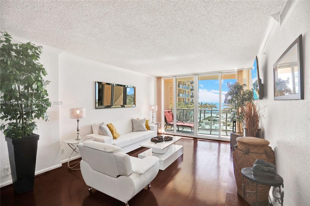 For Rent: $2,450 (1 beds, 1 baths, 835 Square Feet)