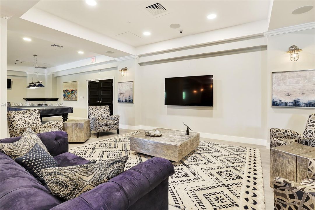 For Rent: $2,450 (1 beds, 1 baths, 835 Square Feet)