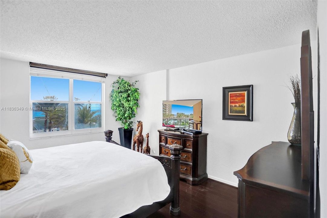 For Rent: $2,450 (1 beds, 1 baths, 835 Square Feet)