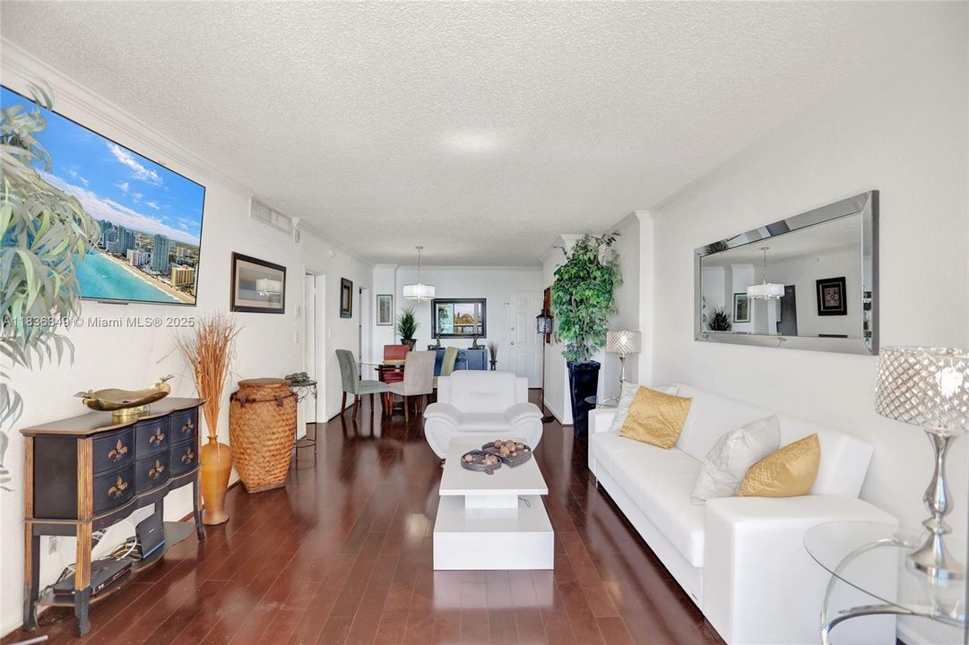 For Rent: $2,450 (1 beds, 1 baths, 835 Square Feet)