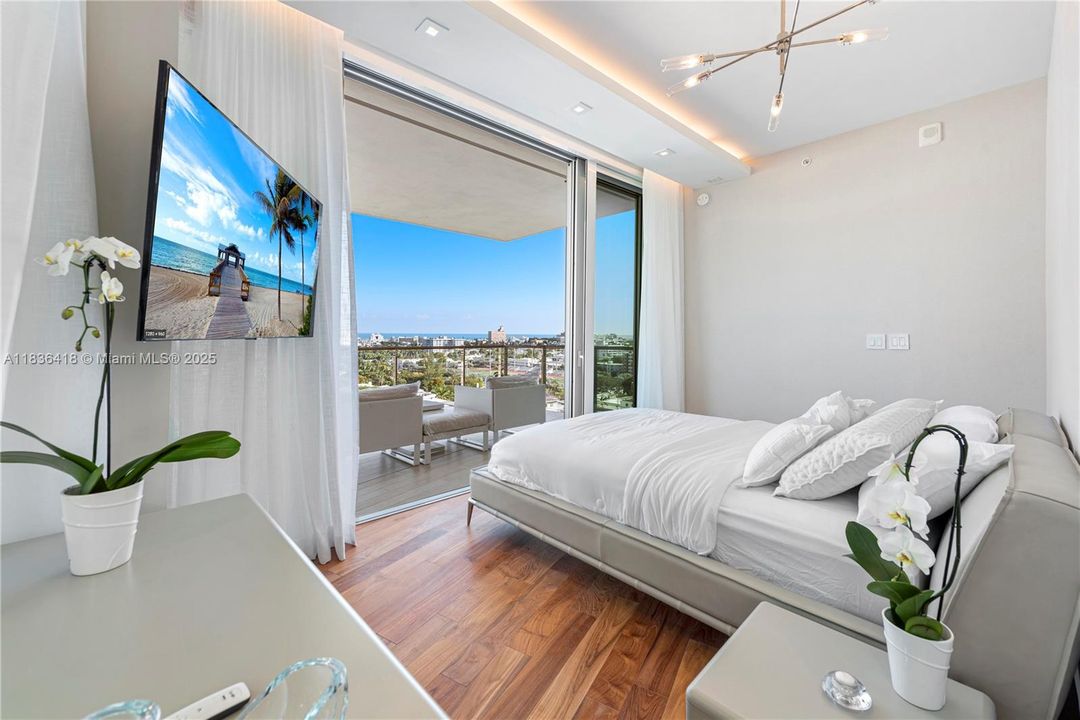 Recently Sold: $4,595,000 (3 beds, 3 baths, 2691 Square Feet)