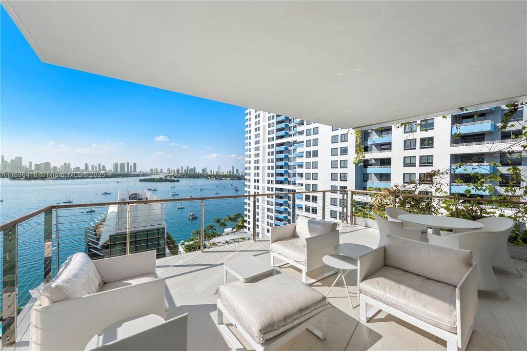 Recently Sold: $4,595,000 (3 beds, 3 baths, 2691 Square Feet)