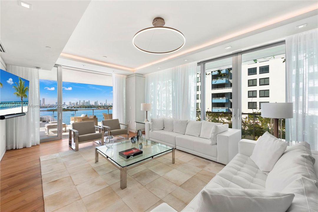 Recently Sold: $4,595,000 (3 beds, 3 baths, 2691 Square Feet)