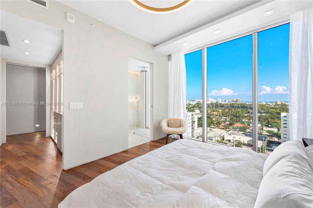 Recently Sold: $4,595,000 (3 beds, 3 baths, 2691 Square Feet)