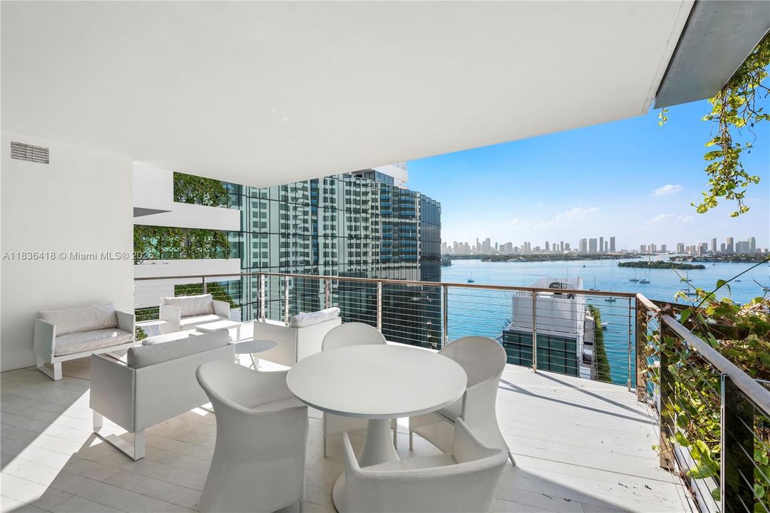 Recently Sold: $4,595,000 (3 beds, 3 baths, 2691 Square Feet)