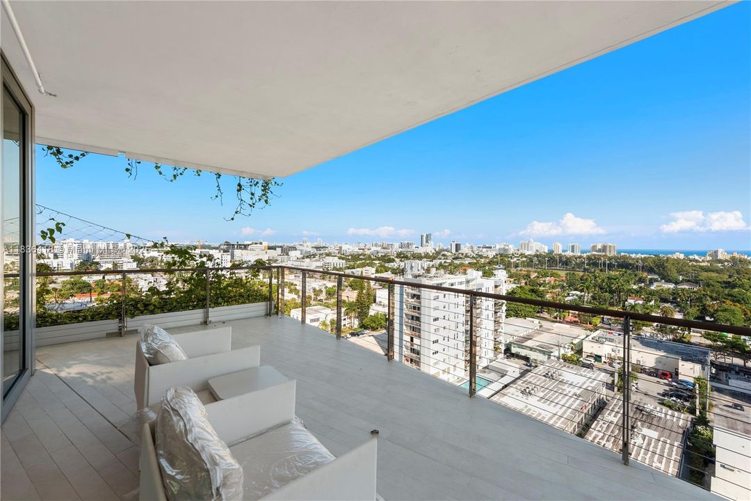 Recently Sold: $4,595,000 (3 beds, 3 baths, 2691 Square Feet)