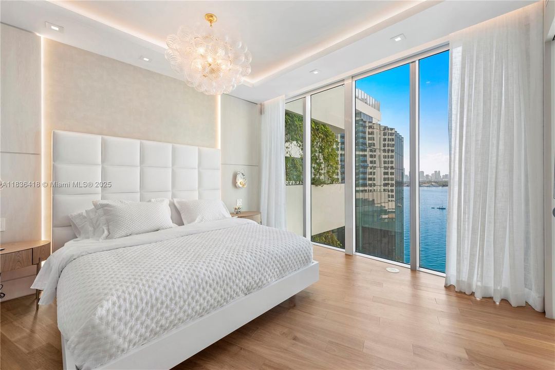 Recently Sold: $4,595,000 (3 beds, 3 baths, 2691 Square Feet)