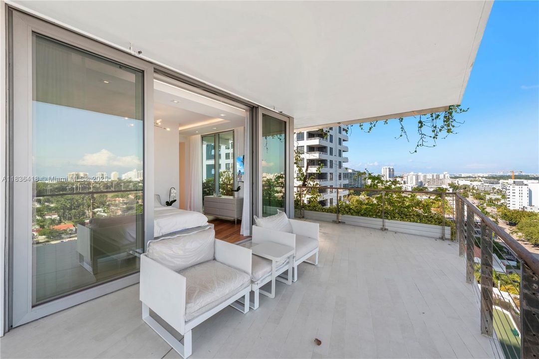 Recently Sold: $4,595,000 (3 beds, 3 baths, 2691 Square Feet)