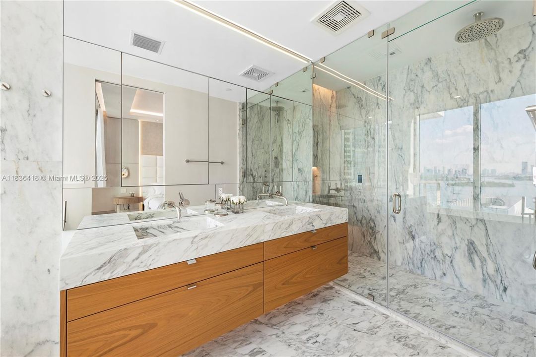 Recently Sold: $4,595,000 (3 beds, 3 baths, 2691 Square Feet)