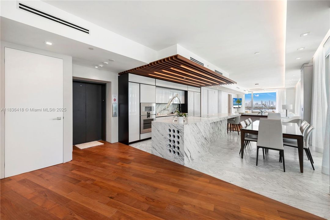 Recently Sold: $4,595,000 (3 beds, 3 baths, 2691 Square Feet)