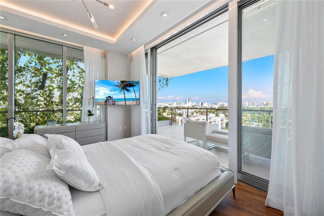 Recently Sold: $4,595,000 (3 beds, 3 baths, 2691 Square Feet)