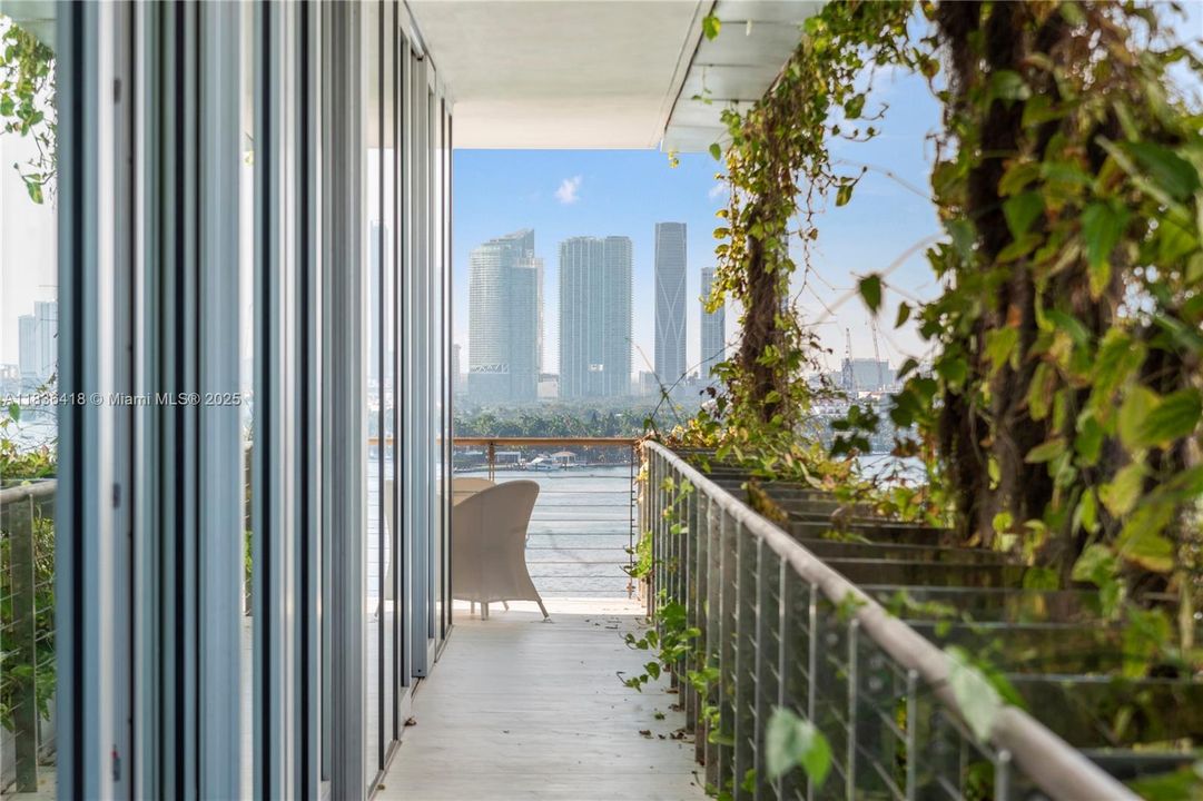 Recently Sold: $4,595,000 (3 beds, 3 baths, 2691 Square Feet)