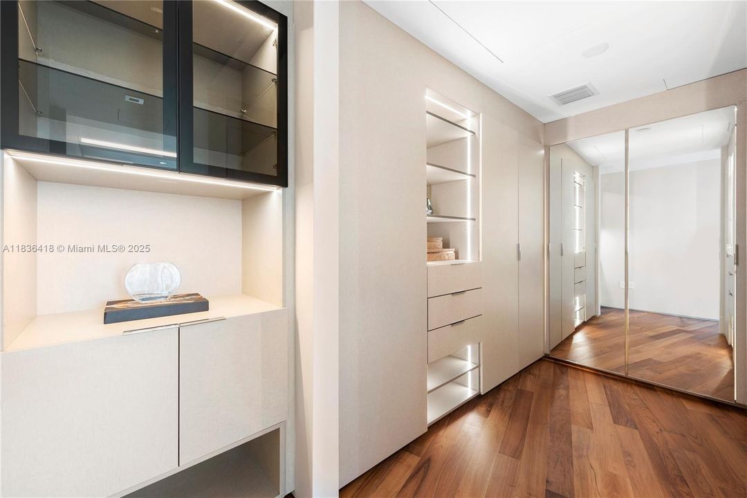 Recently Sold: $4,595,000 (3 beds, 3 baths, 2691 Square Feet)