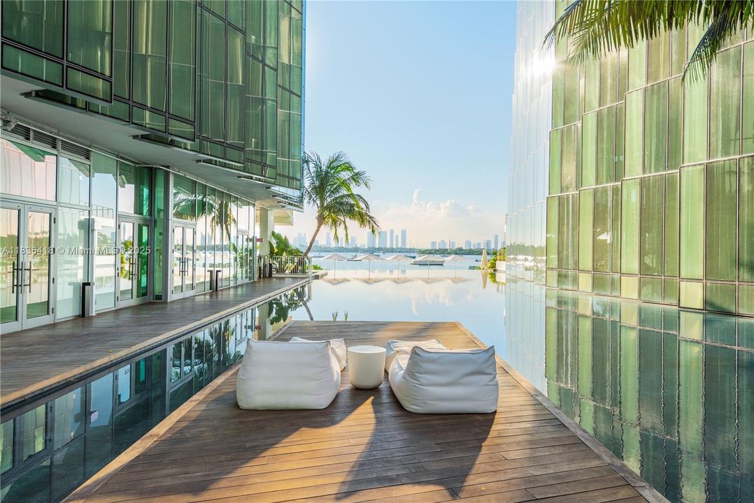 Recently Sold: $4,595,000 (3 beds, 3 baths, 2691 Square Feet)