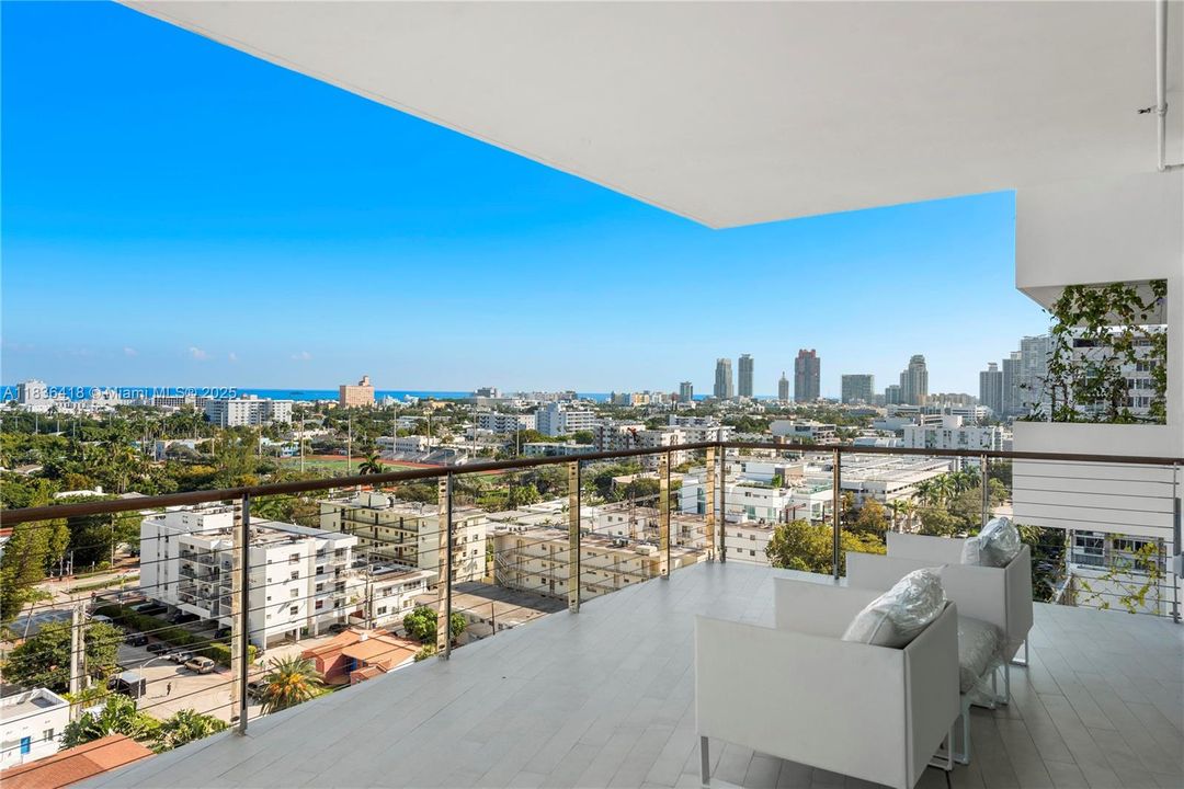 Recently Sold: $4,595,000 (3 beds, 3 baths, 2691 Square Feet)