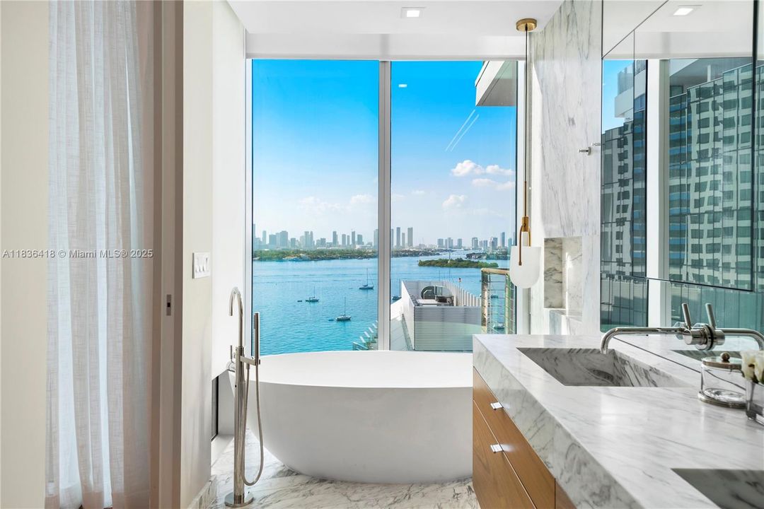 Recently Sold: $4,595,000 (3 beds, 3 baths, 2691 Square Feet)