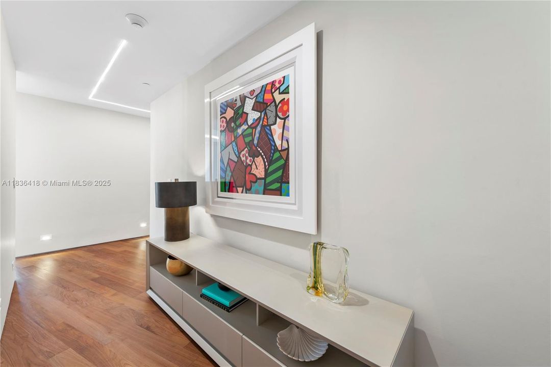 Recently Sold: $4,595,000 (3 beds, 3 baths, 2691 Square Feet)