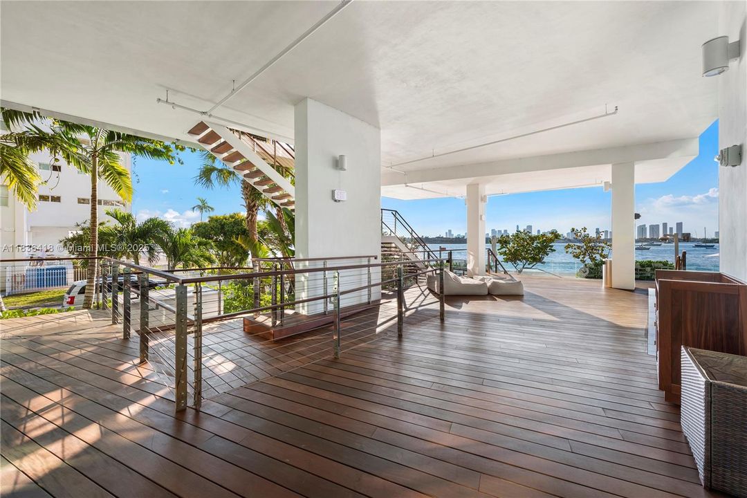 Recently Sold: $4,595,000 (3 beds, 3 baths, 2691 Square Feet)
