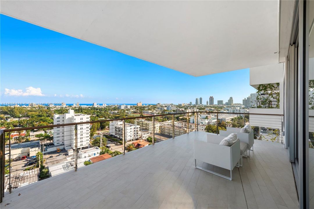 Recently Sold: $4,595,000 (3 beds, 3 baths, 2691 Square Feet)