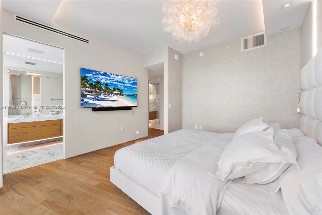 Recently Sold: $4,595,000 (3 beds, 3 baths, 2691 Square Feet)