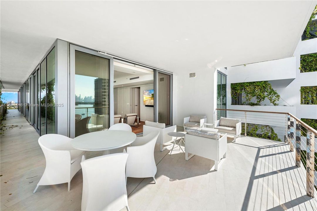 Recently Sold: $4,595,000 (3 beds, 3 baths, 2691 Square Feet)