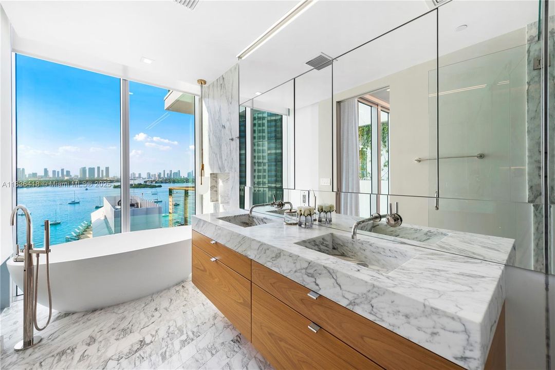 Recently Sold: $4,595,000 (3 beds, 3 baths, 2691 Square Feet)