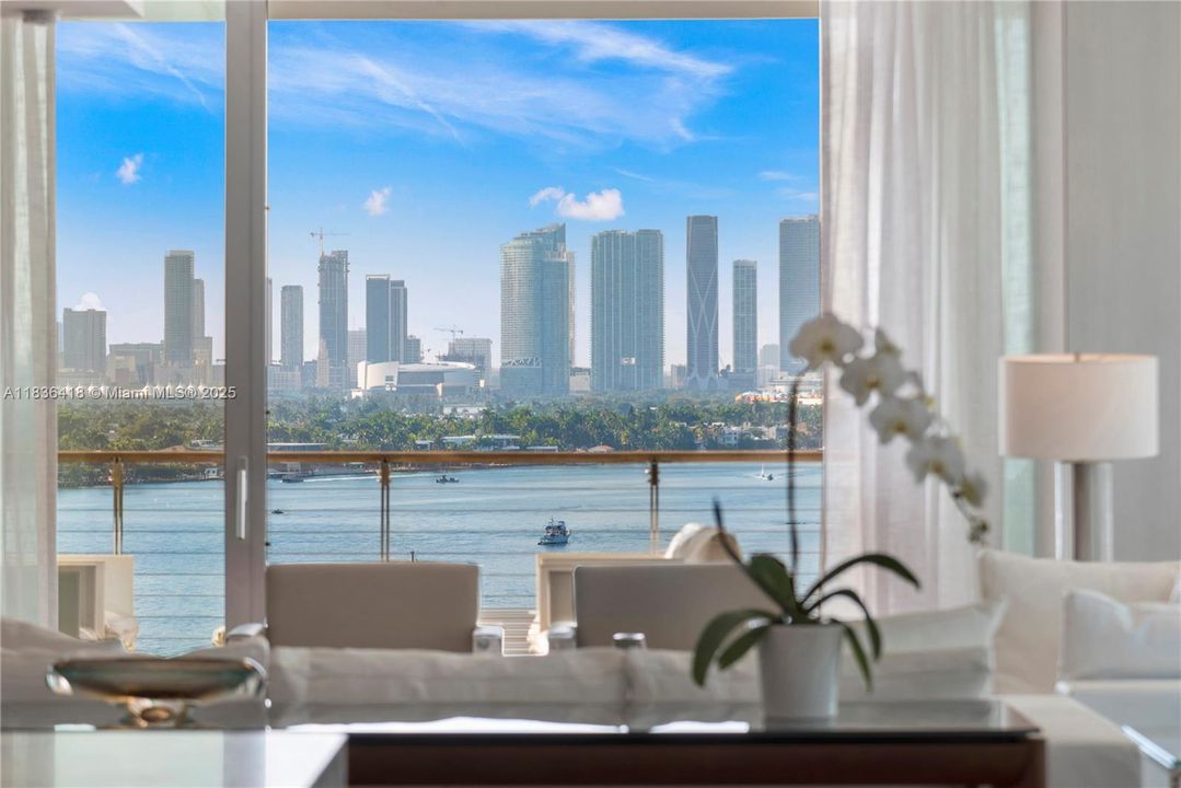 Recently Sold: $4,595,000 (3 beds, 3 baths, 2691 Square Feet)