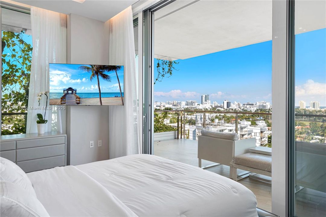 Recently Sold: $4,595,000 (3 beds, 3 baths, 2691 Square Feet)