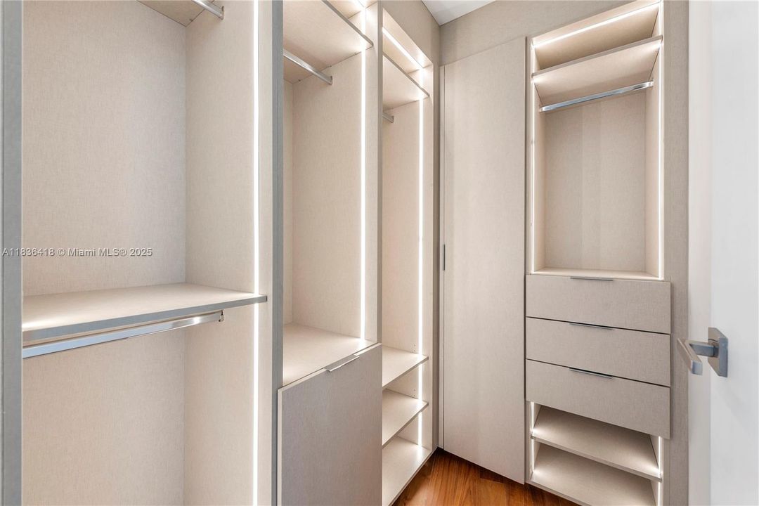 Recently Sold: $4,595,000 (3 beds, 3 baths, 2691 Square Feet)