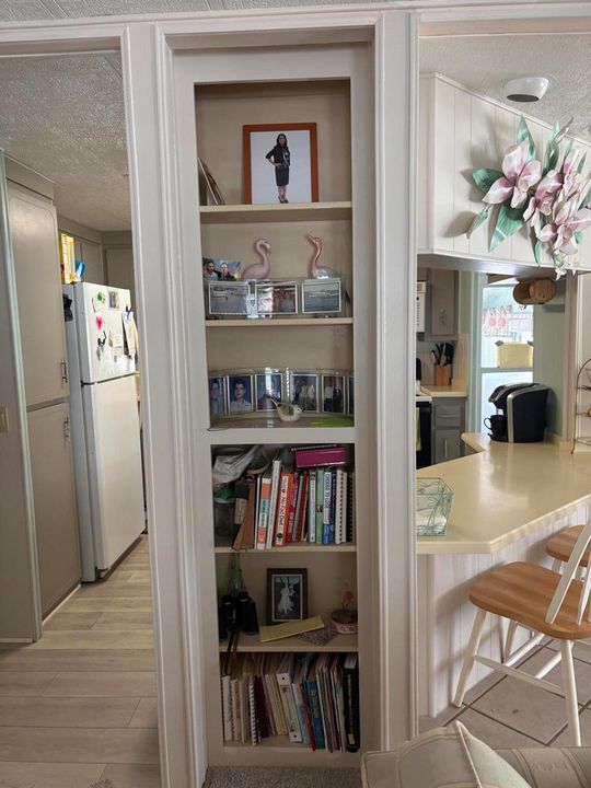 Niche-Display Shelving