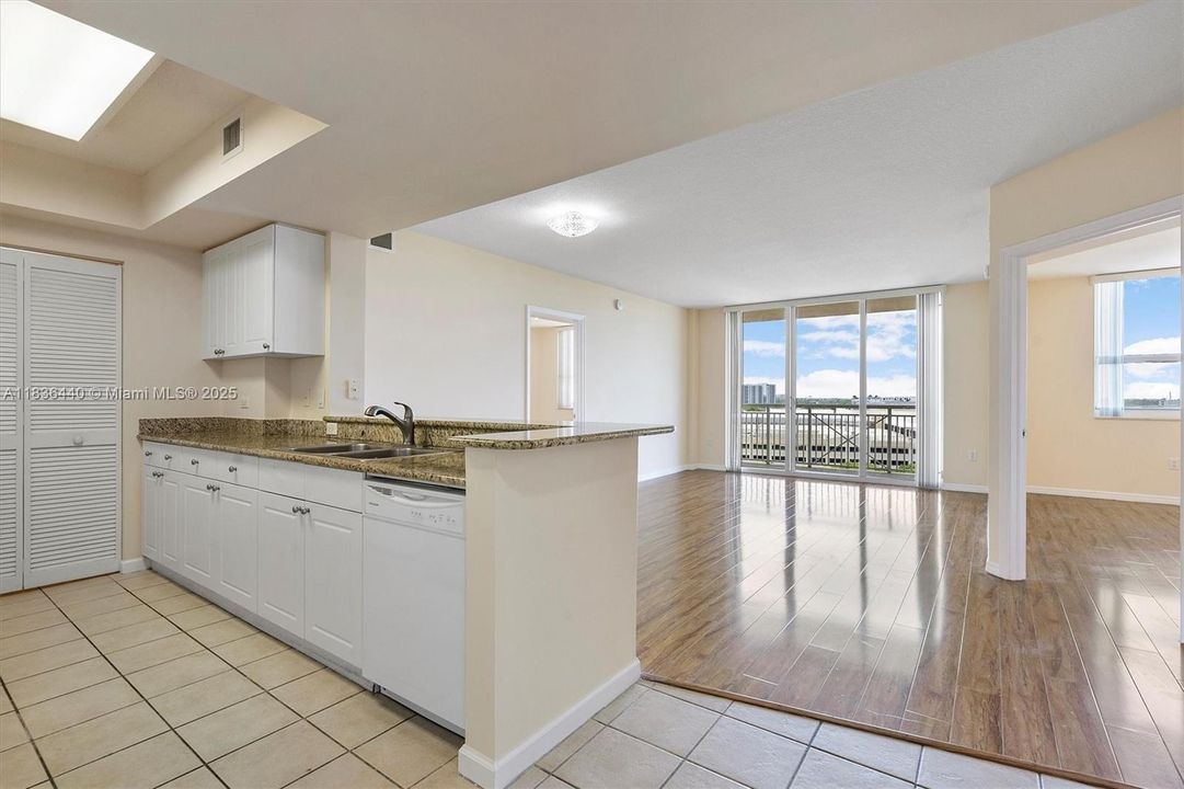 Vendido Recientemente: $389,000 (2 camas, 2 baños, 1175 Pies cuadrados)