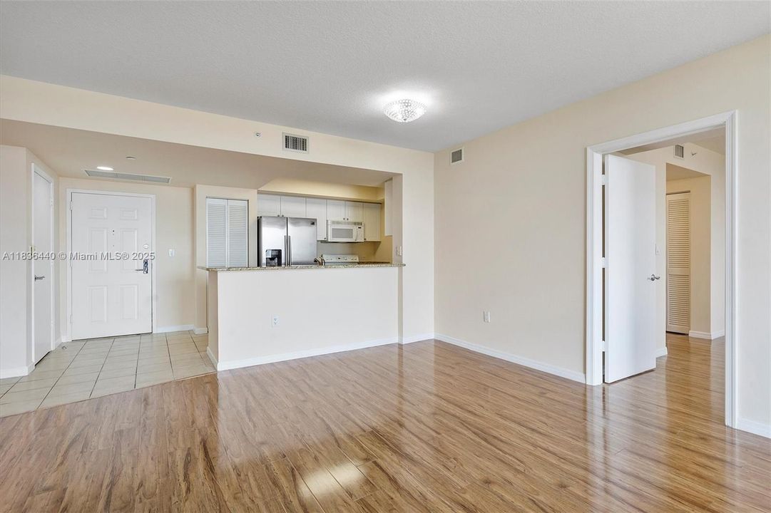 Vendido Recientemente: $389,000 (2 camas, 2 baños, 1175 Pies cuadrados)