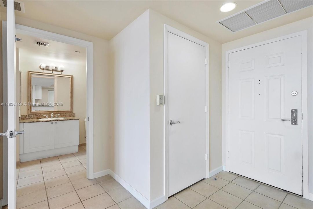 Vendido Recientemente: $389,000 (2 camas, 2 baños, 1175 Pies cuadrados)