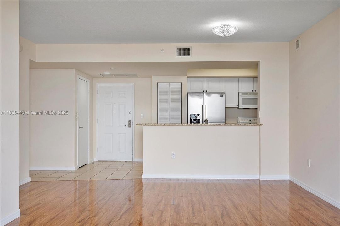 Vendido Recientemente: $389,000 (2 camas, 2 baños, 1175 Pies cuadrados)