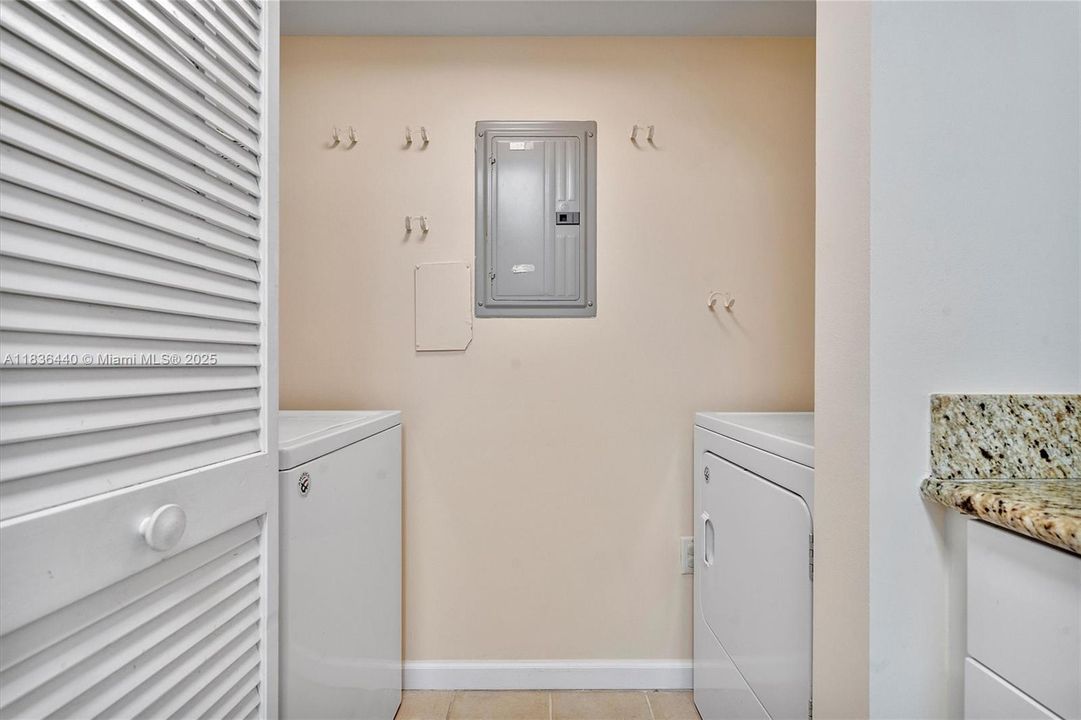 Vendido Recientemente: $389,000 (2 camas, 2 baños, 1175 Pies cuadrados)