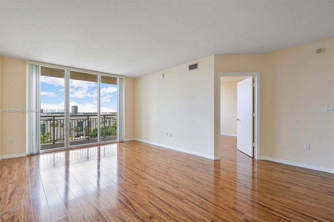 Vendido Recientemente: $389,000 (2 camas, 2 baños, 1175 Pies cuadrados)