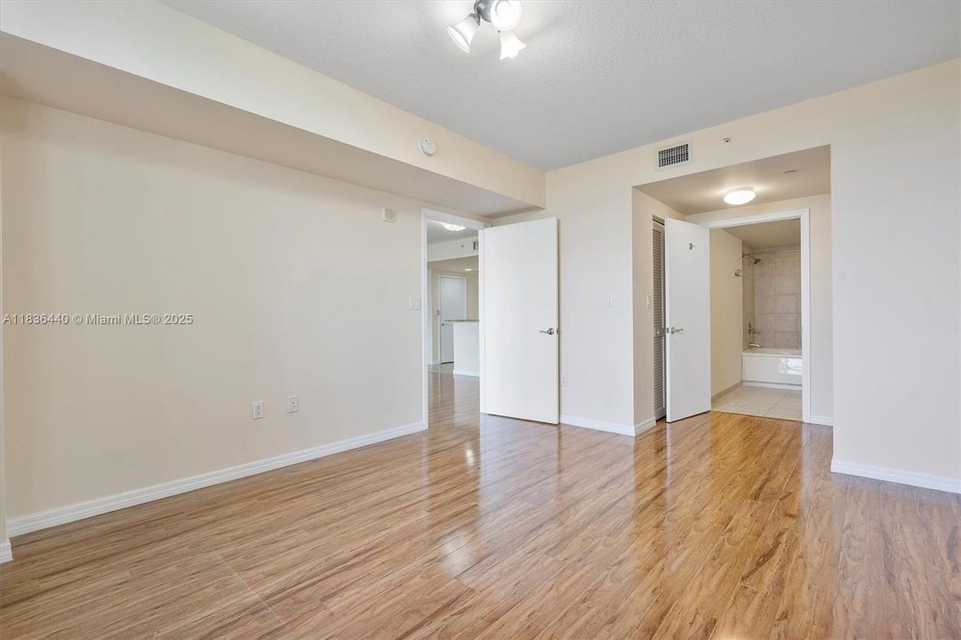 Vendido Recientemente: $389,000 (2 camas, 2 baños, 1175 Pies cuadrados)