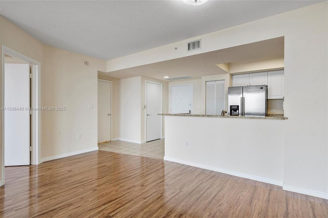 Vendido Recientemente: $389,000 (2 camas, 2 baños, 1175 Pies cuadrados)