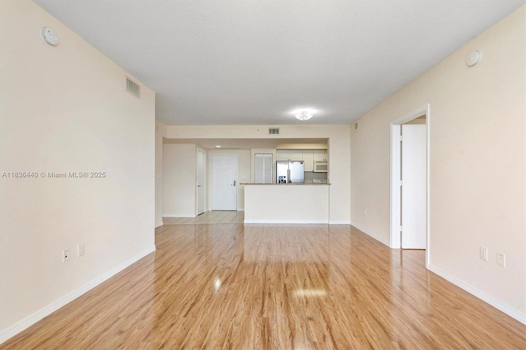 Vendido Recientemente: $389,000 (2 camas, 2 baños, 1175 Pies cuadrados)